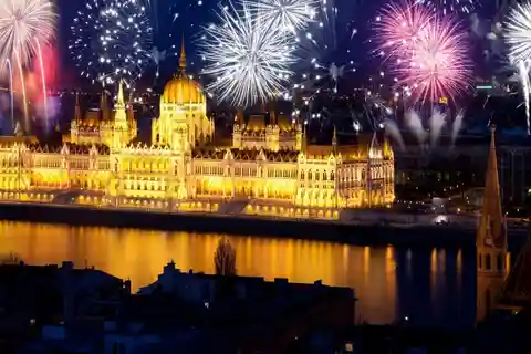 Budapeste: cruzeiro com coquetel de fogos de artifício no dia de Santo Estêvão