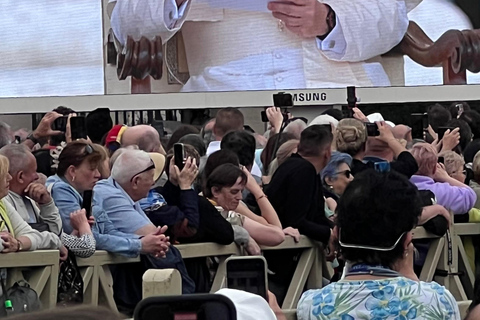Newlywed couples blessing during Pope Leone XIV audience