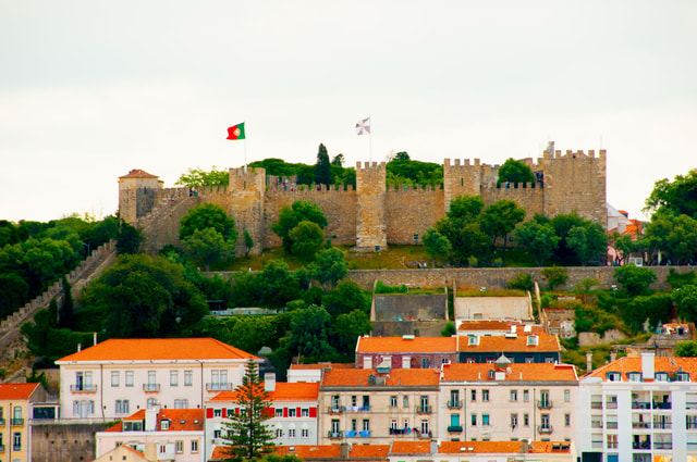 Lisbon: Saint George's Castle Entry & City Self-Guided Tours