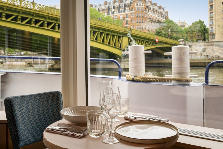 París: crucero romántico con cena de 3 platos en el río SenaCrucero con cena 3 platos en Capitaine Fracasse sábado 18:00