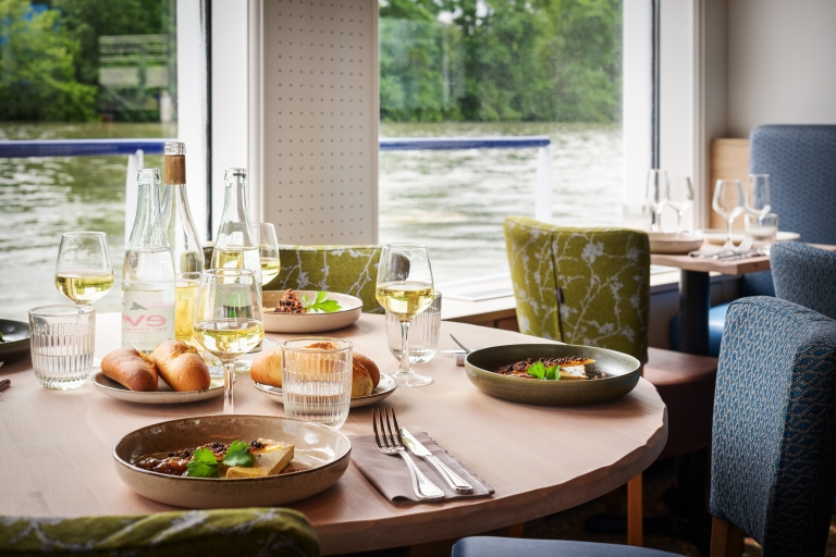 Paris: Romantische Bootsfahrt auf der Seine & 3-Gänge-DinnerCapitaine Fracasse Boot 3-Gänge-Dinner 18 Uhr Samstag