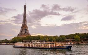 Paris: Capitaine Fracasse Dinner Cruise