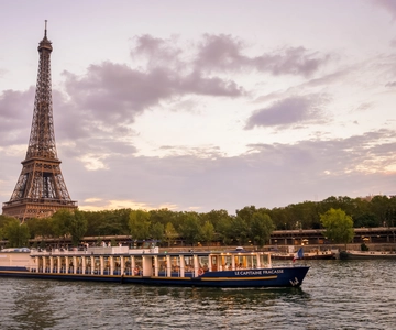 Paris: Romantic Cruise with 3-course Dinner on Seine River