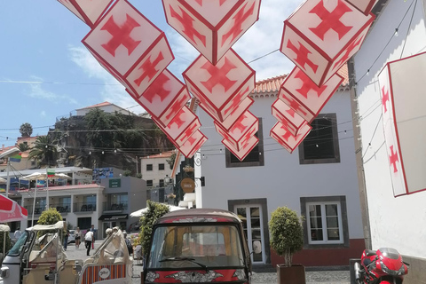 Funchal: Tuk Tuk guiado pela Churchill Bay em Câmara de LobosDo Funchal: Tour guiado na cidade e em Câmara de Lobos de Tuk Tuk