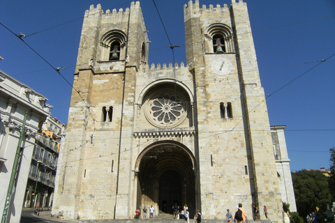 Lisbon: City Highlights Tuk-Tuk Tour with Pickup