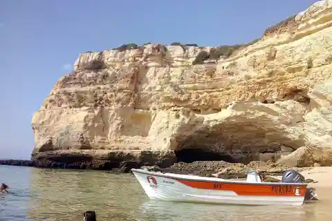 Da Armação de Pêra: tour in barca di spiagge e grotte private
