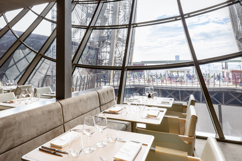 Paris : Dîner à la Brasserie Madame de la Tour EiffelMenu Grande Dame avec boissons - Centre du restaurant