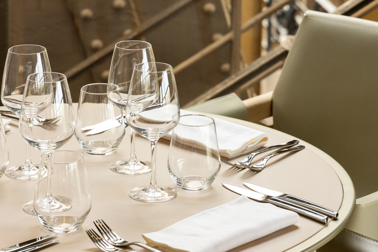 Paris : Dîner à la Brasserie Madame de la Tour EiffelMenu Grande Dame avec boissons - Centre du restaurant