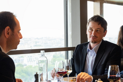 Parigi: Pranzo con la Madame Brasserie della Torre EiffelMenu Madame con bevande - Vista sulla Senna