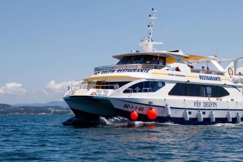 O Grove: Ría de Arousa Catamaran Tour with Seafood Lunch