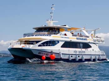 O Grove: Ría de Arousa Catamaran Tour with Seafood Lunch