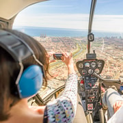 Barcelona: vuelo panorámico en helicóptero y traslado en barco