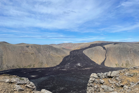 Caminata al volcán Geldingadalir y boleto de confort a la laguna azul