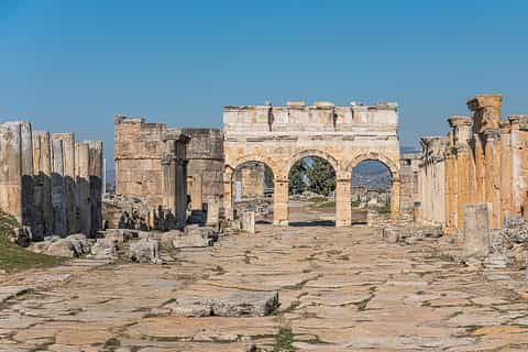 From Antalya/Kemer: Pamukkale and Hierapolis Tour with Lunch