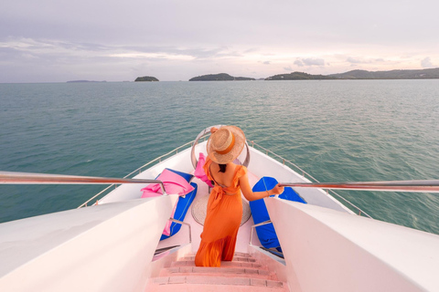 Phuket Ko Sire: crucero con música en vivo y cena de 4 platosRecogida en el hotel en Kata, Karon Beach, Patong y la ciudad de Phuket