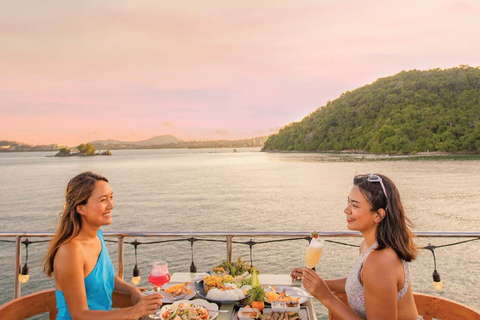 Phuket Ko Sire: crucero con música en vivo y cena de 4 platosRecogida en el hotel en Kata, Karon Beach, Patong y la ciudad de Phuket