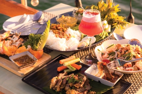 Phuket Ko Sire: Rejs z muzyką na żywo i 4-daniową kolacjąOdbiór z hotelu w Kata, Karon Beach, Patong i Phuket Town