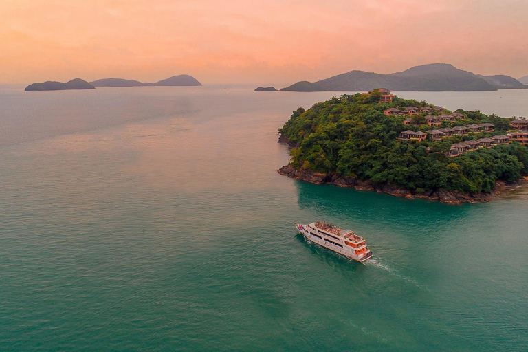 Phuket Ko Sire: crucero con música en vivo y cena de 4 platosRecogida en el hotel en Kata, Karon Beach, Patong y la ciudad de Phuket