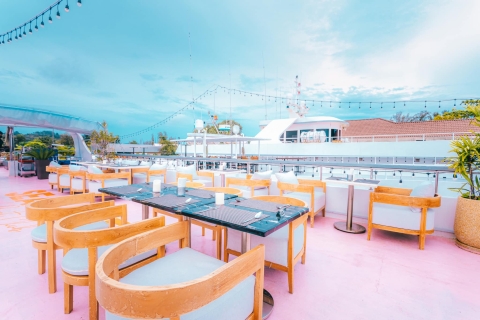 Phuket Ko Sire: crucero con música en vivo y cena de 4 platosRecogida en el hotel en Kata, Karon Beach, Patong y la ciudad de Phuket