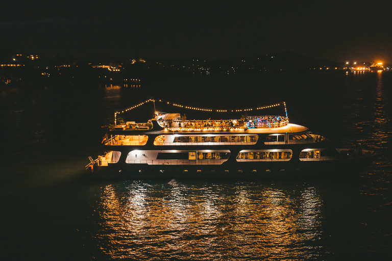 Phuket Ko Sire: crucero con música en vivo y cena de 4 platosRecogida en el hotel en Kata, Karon Beach, Patong y la ciudad de Phuket