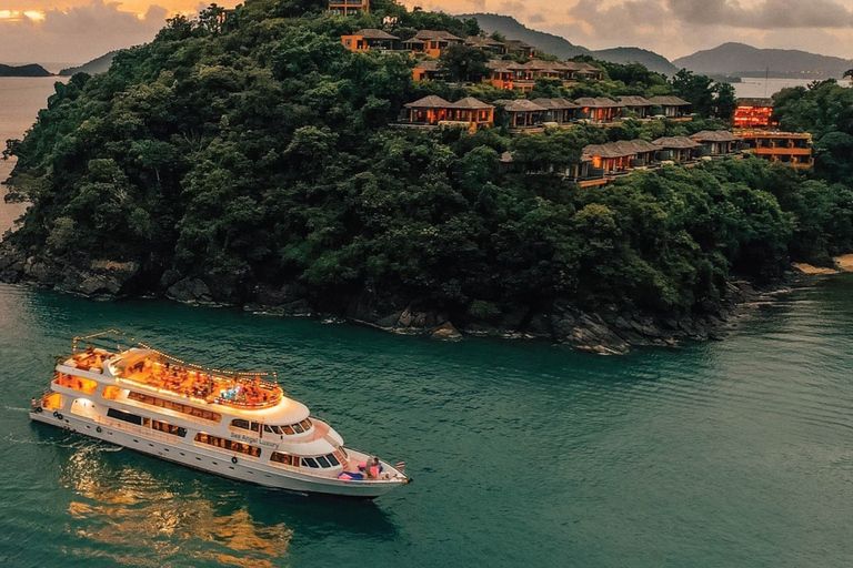 Phuket Ko Sire: crucero con música en vivo y cena de 4 platosRecogida en el hotel en Kata, Karon Beach, Patong y la ciudad de Phuket