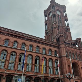 Berlin: City Center Scavenger Hunt and City Tour