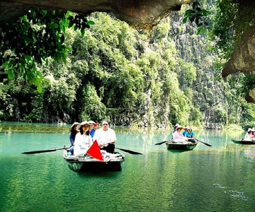 From Hanoi: Perfume Pagoda Tour and Yen Stream Boat Ride