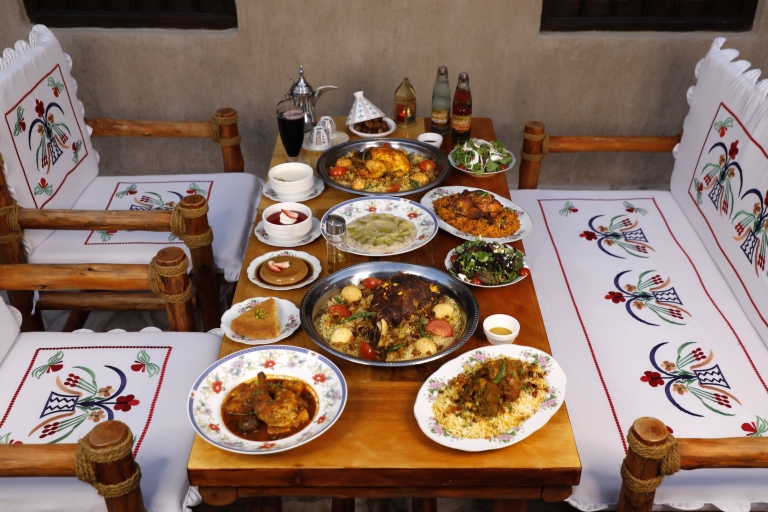 Dubaj: etniczne Emiraty kulinarneLunch lub kolacja: do wyboru zupa, sałatka, danie główne i woda