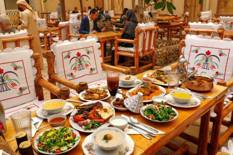 Dubai: etnische Emirati-eetervaringLunch of diner: keuze uit soep, salade, hoofdgerecht en water