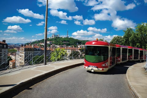 Lyon: Straßenbahnticket und selbstgeführter Rundgang durch die Altstadt