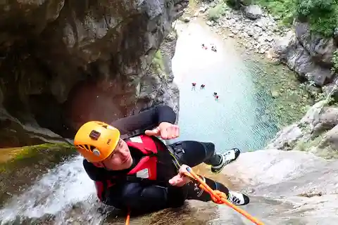 Storo: passeio de canyoning no rio Palvico com equipamento