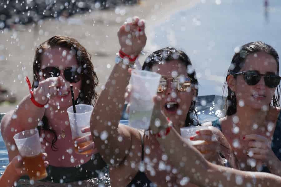 Costa Adeje: Teneriffa Monkey Beach Club Utopia Pool Party. Foto: GetYourGuide