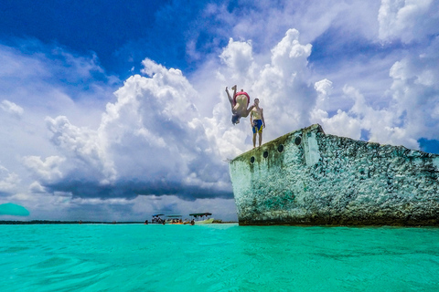 From Playa del Carmen: Bacalar and Lake Tour with Lunch From Riviera Maya