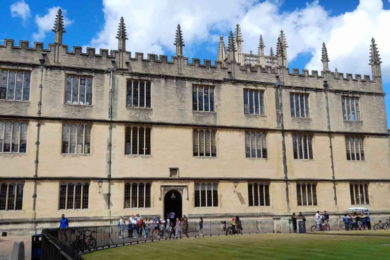 Oxfords literarische Legenden und Wahrzeichen" Eine selbstgeführte TourOxford: Literarische Legenden und Wahrzeichen Selbstgeführte Tour