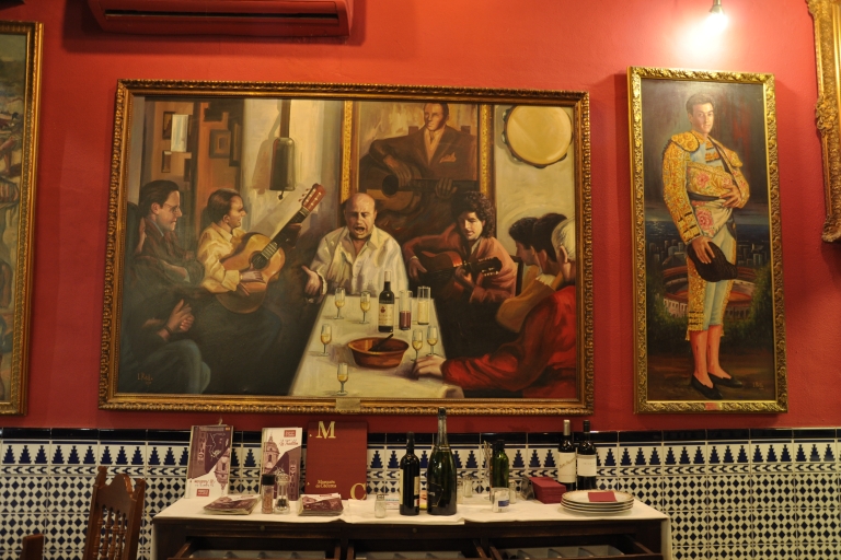 Málaga: El auténtico Tour de Vino y TapasMálaga: tour de vino y tapas por la noche