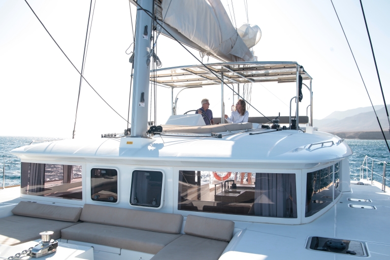 Fuerteventura: croisière en catamaran de luxe magique en petit groupeCroisière d'une journée avec ramassage