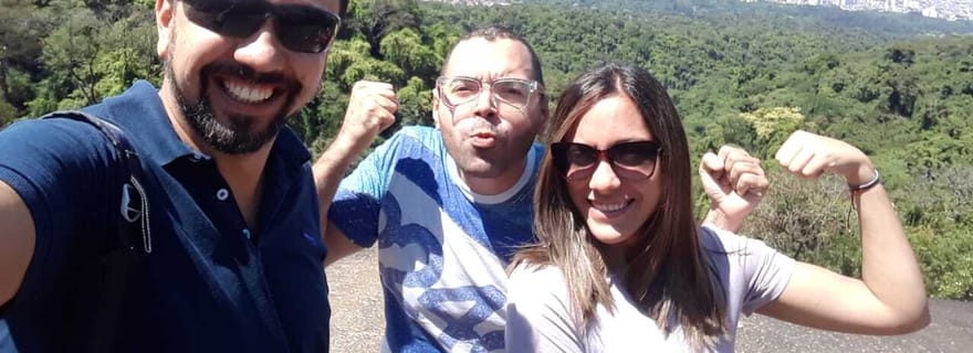 Marche vers le Big Rock dans le parc d'État de Cantareira