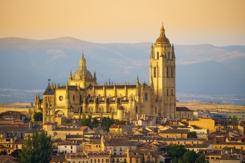 Desde Madrid: Excursión de un día a Ávila y Segovia con AlcázarB- Tour con Almuerzo incluido