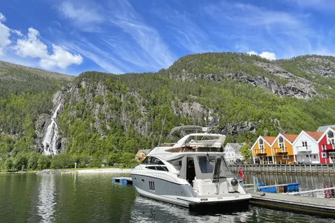 From Bergen: Modalen Private Fjord Cruise with Waterfalls