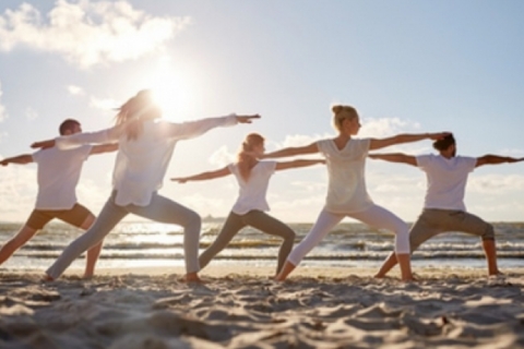 Sylt: curso grupal de yoga Vinyasa en la playa