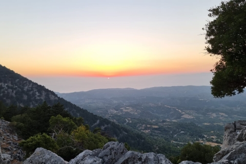 Von Salakos aus: Profitis Ilias-Wanderung mit SonnenuntergangWanderung mit Meeting Point