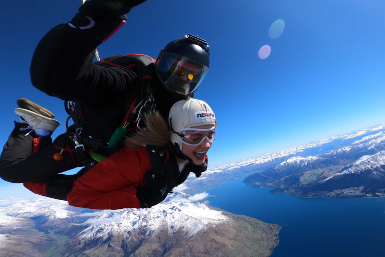 Queenstown: paracaidismo en tándem de 12,000 pies sobre los lagos del sur