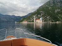 Kotor, tour en lancha a la Cueva Azul y Nuestra Señora de las Rocas - Hizvo