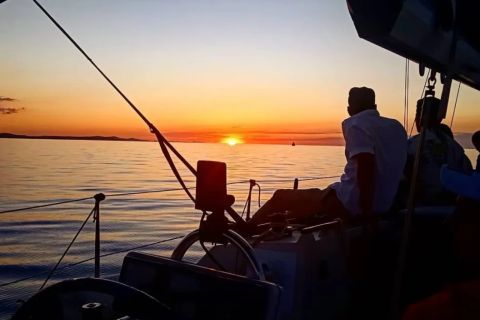 Zadar: passeio de veleiro privado ao pôr do sol com bebidas