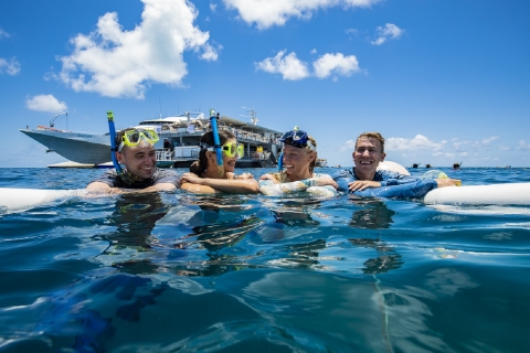 Airlie Beach: Great Barrier Reef Außenriff ReefWorld PontonNicht erstattungsfähig: Tagestour per Boot Whitsunday Reef