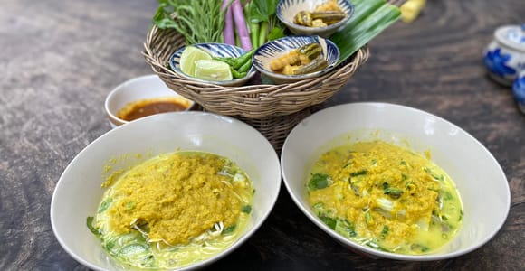 Siem Reap: Evening Foodie Vespa Tour / Tuk Tuk Available
