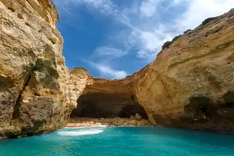 Depuis Albufeira : excursion en hors-bord avec coucher de soleil dans les grottes de Benagil