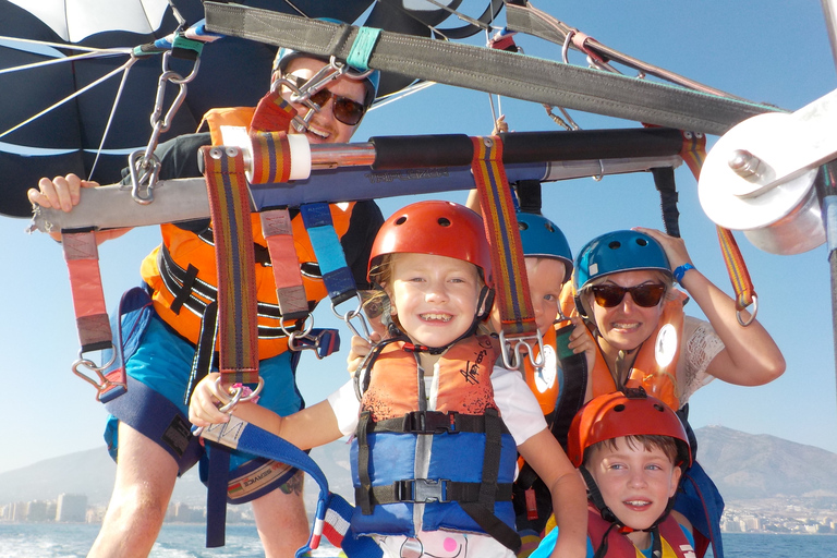 Benalmadena: Deluxe Parasailing Flight z portu BenalmadenaLatać razem