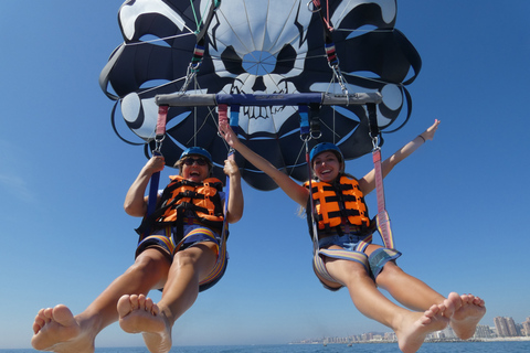 Benalmádena: Deluxe Parasailing Flug vom Hafen BenalmadenaGemeinsam fliegen