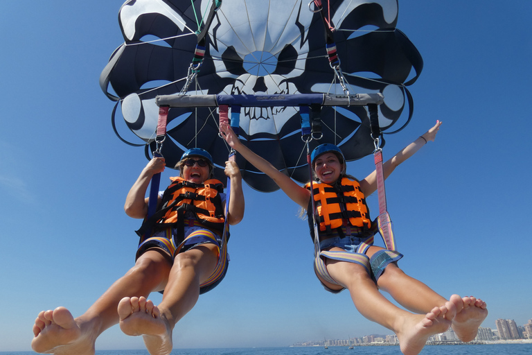 Benalmádena: Deluxe Parasailing Flight from Benalmadena Port To Fly Together